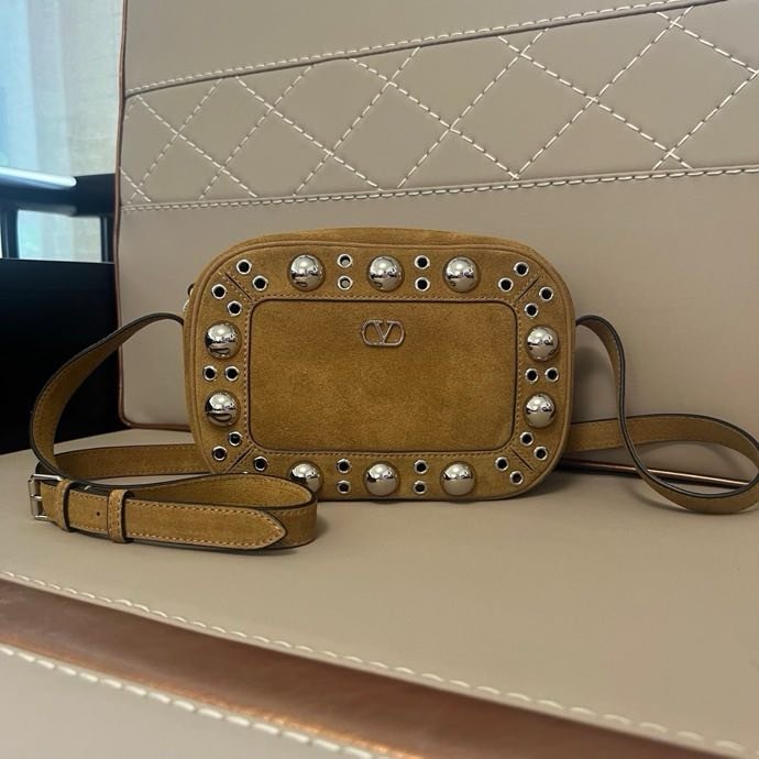 Замшевая сумка на плечо Valentino Garavani Nellcote 23 см