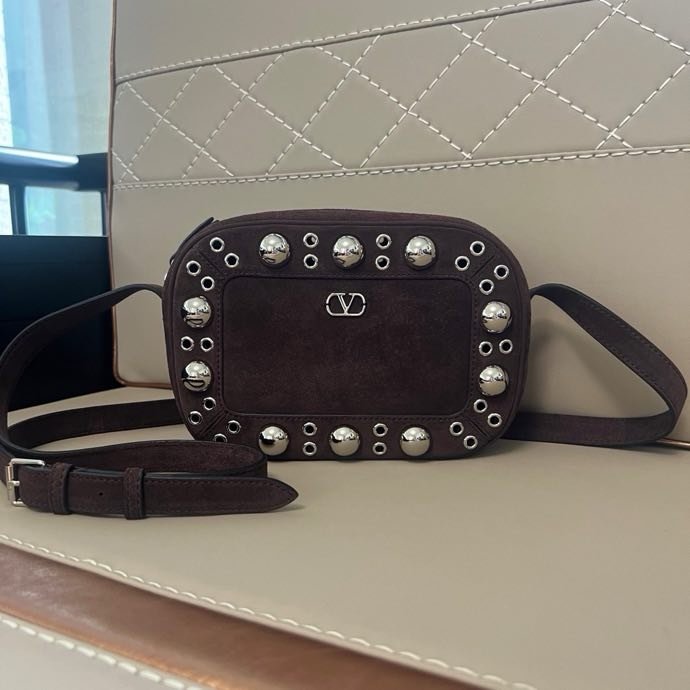 Замшева сумка на плече Valentino Garavani Nellcote 23 см