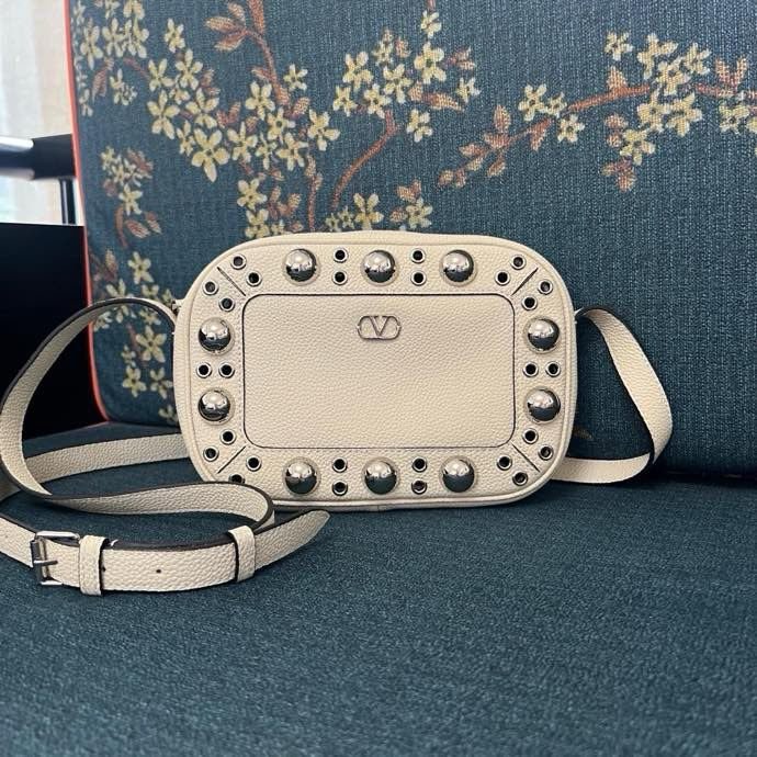 Замшевая сумка на плечо Valentino Garavani Nellcote 23 см