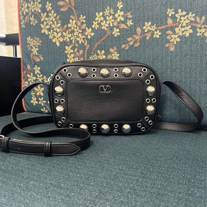 Замшевая сумка на плечо Valentino Garavani Nellcote 23 см