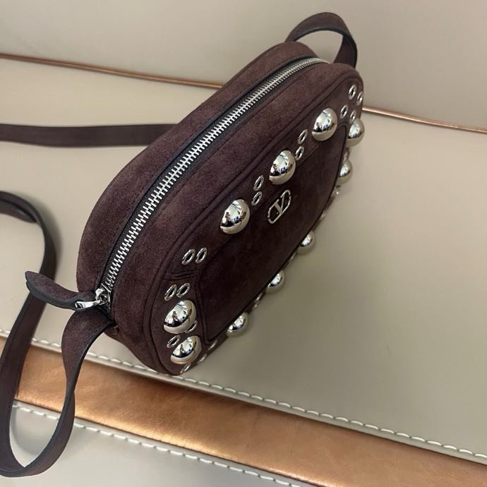 Замшева сумка на плече Valentino Garavani Nellcote 23 см фото 2