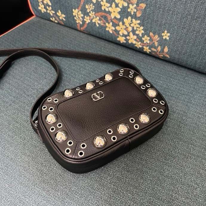 Замшевая сумка на плечо Valentino Garavani Nellcote 23 см фото 2