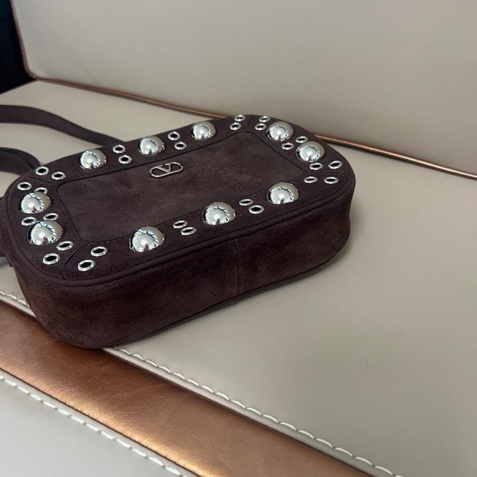 Замшева сумка на плече Valentino Garavani Nellcote 23 см фото 3