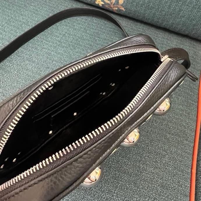 Замшевая сумка на плечо Valentino Garavani Nellcote 23 см фото 3