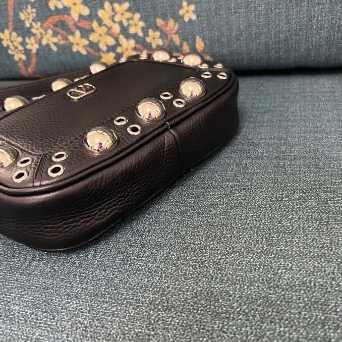 Замшевая сумка на плечо Valentino Garavani Nellcote 23 см фото 4