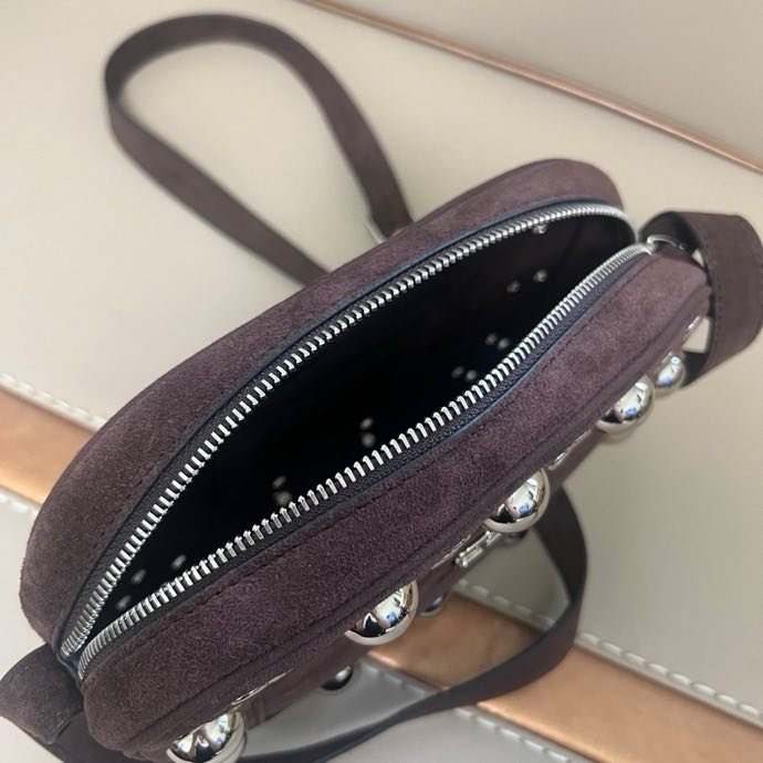 Замшева сумка на плече Valentino Garavani Nellcote 23 см фото 6