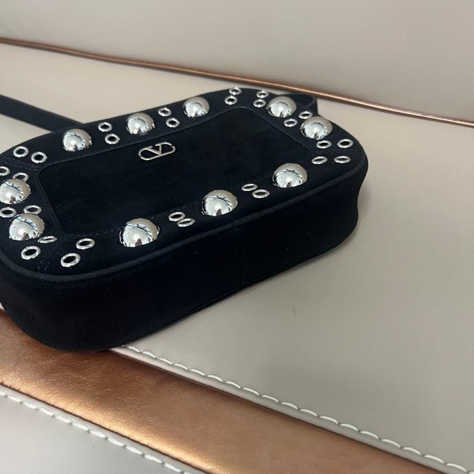 Замшева сумка на плече Valentino Garavani Nellcote 23 см фото 7