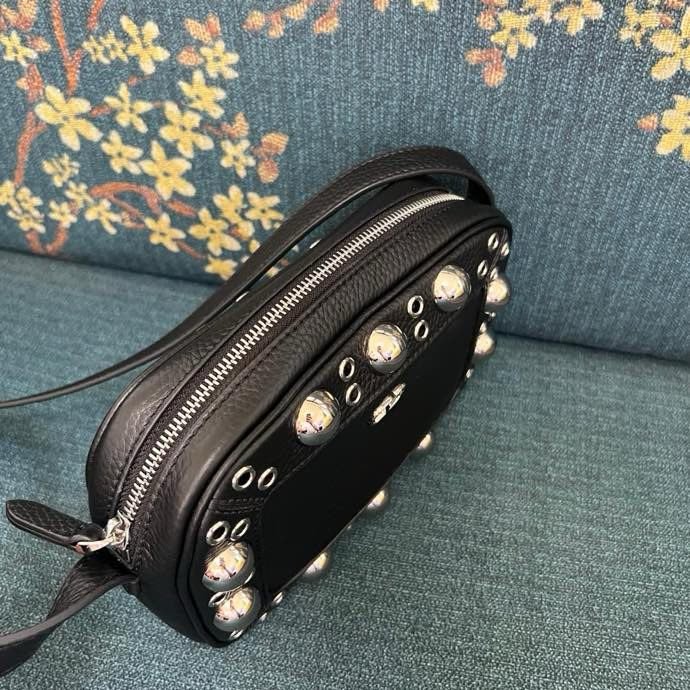 Замшевая сумка на плечо Valentino Garavani Nellcote 23 см фото 8