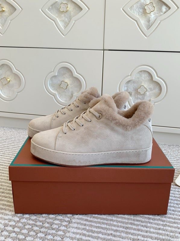 Замшевые кроссовки на меху