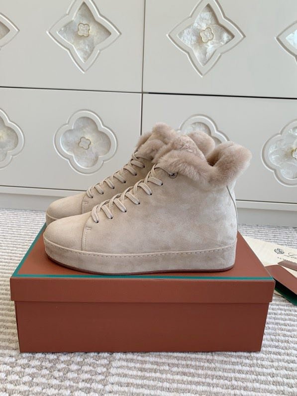 Замшевые кроссовки на меху