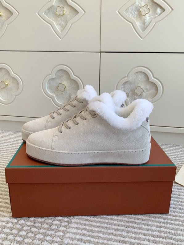 Замшевые кроссовки на меху