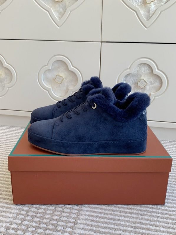 Замшевые кроссовки на меху