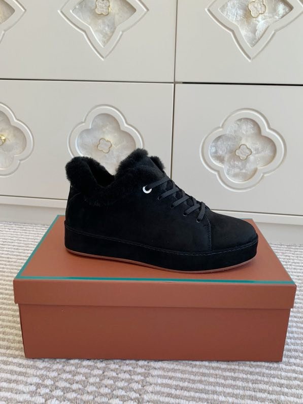 Suede sneakers on fur фото 3