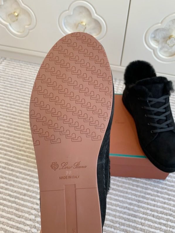 Suede sneakers on fur фото 7