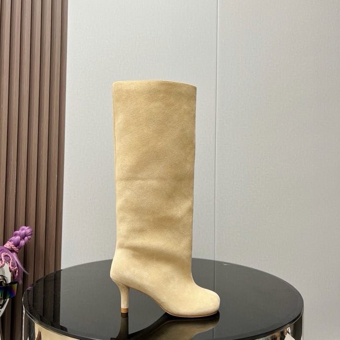 Замшевые сапоги на среднем каблуке