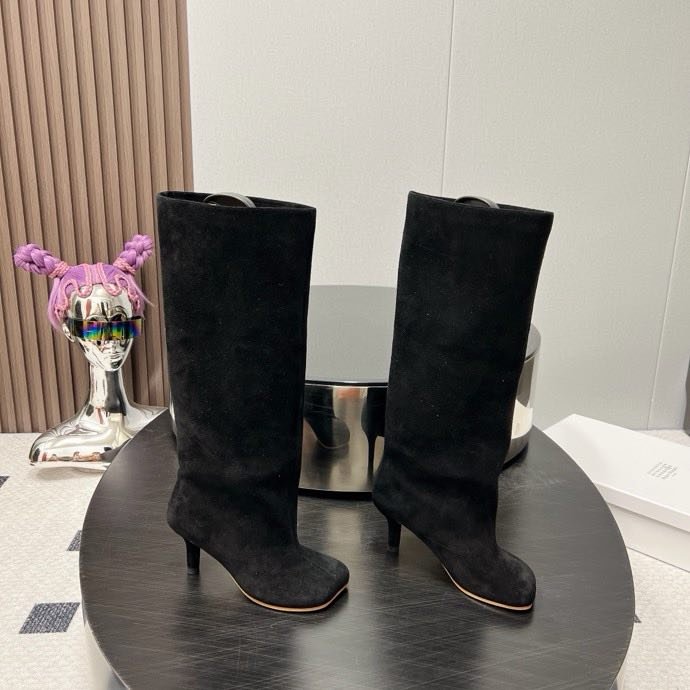 Замшевые сапоги на среднем каблуке фото 3