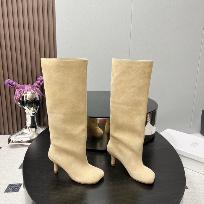 Замшевые сапоги на среднем каблуке фото 6