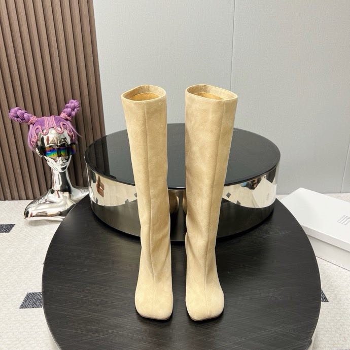 Замшевые сапоги на среднем каблуке фото 9