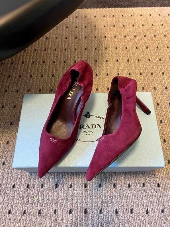 Замшеві туфлі на низькому підборах з гострим носком