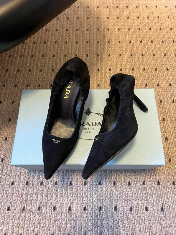 Замшеві туфлі на низькому підборах з гострим носком