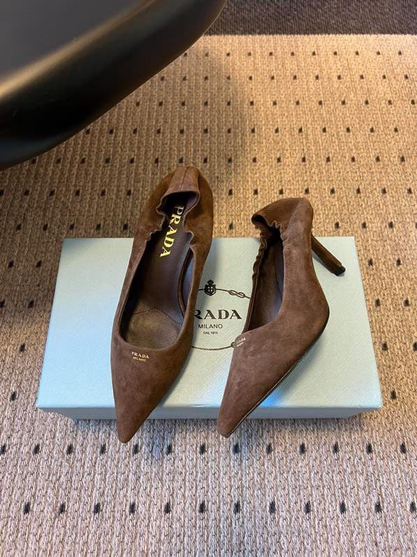 Замшеві туфлі на низькому підборах з гострим носком