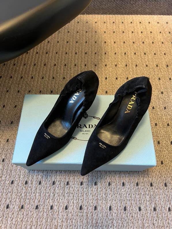 Замшеві туфлі на низькому підборах з гострим носком фото 2