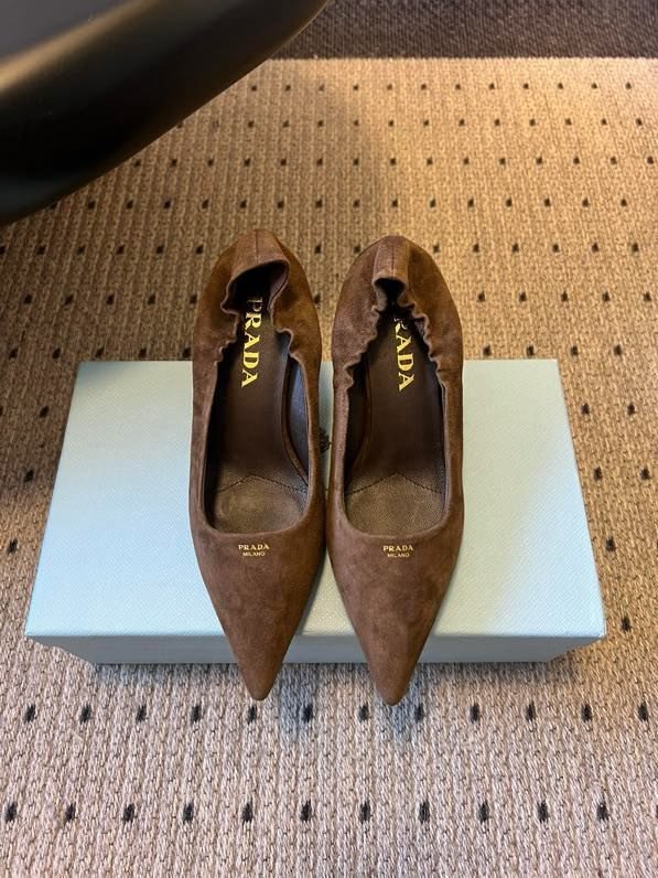 Замшеві туфлі на низькому підборах з гострим носком фото 2