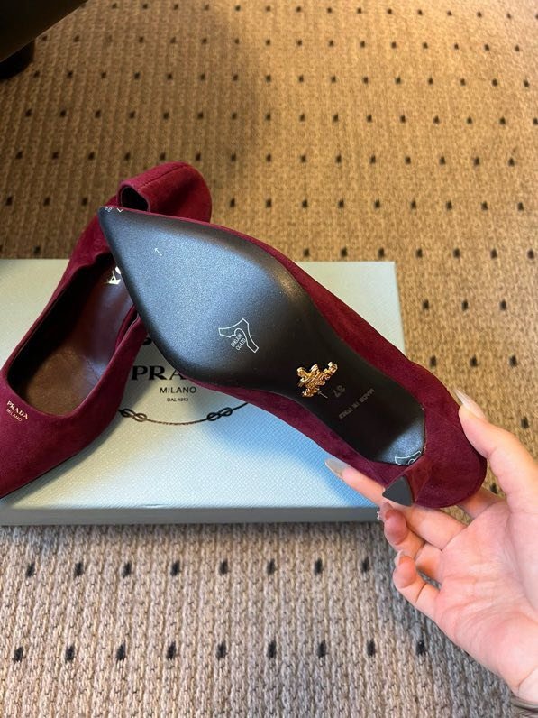 Замшеві туфлі на низькому підборах з гострим носком фото 3