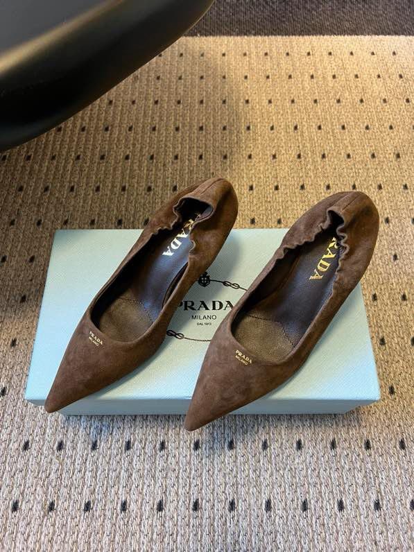 Замшеві туфлі на низькому підборах з гострим носком фото 3