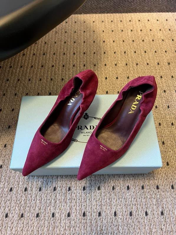 Замшеві туфлі на низькому підборах з гострим носком фото 4