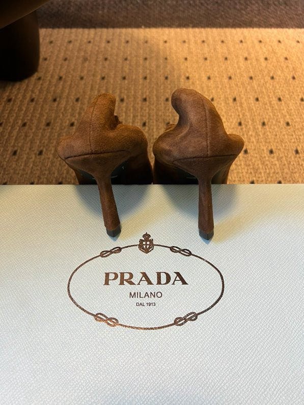 Замшеві туфлі на низькому підборах з гострим носком фото 4