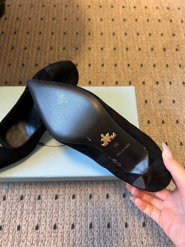 Замшеві туфлі на низькому підборах з гострим носком фото 5