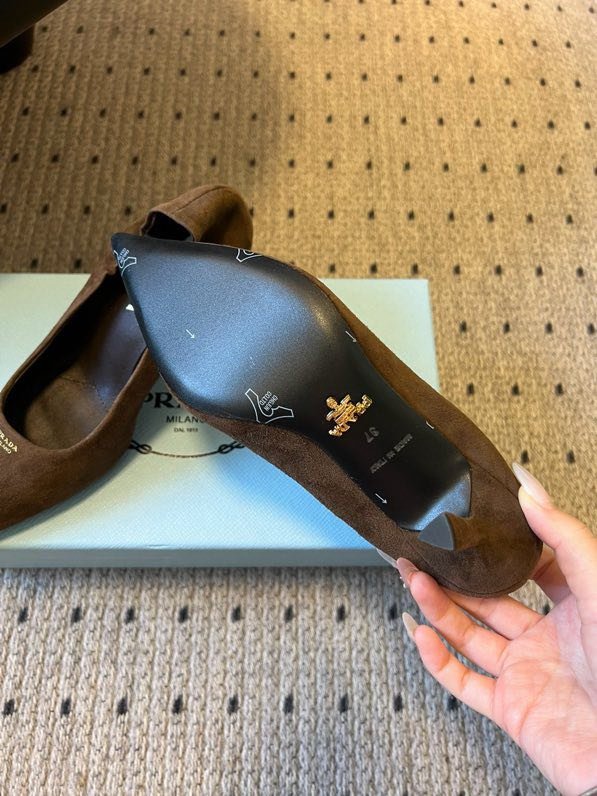 Замшеві туфлі на низькому підборах з гострим носком фото 8