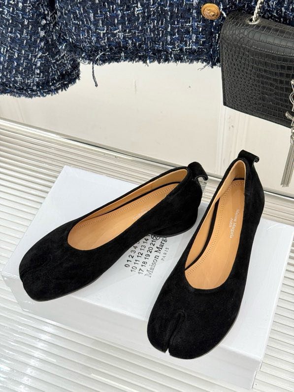 Замшевые туфли tabi с раздвоенным носком