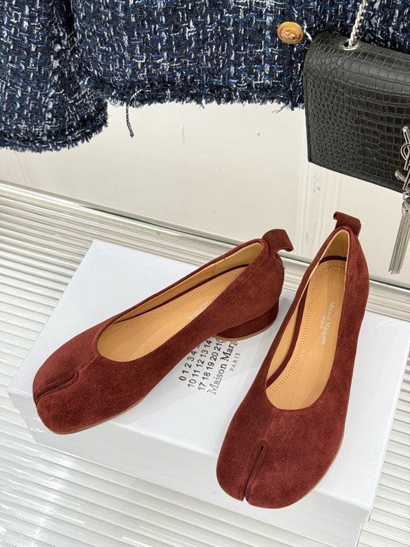 Замшевые туфли tabi с раздвоенным носком