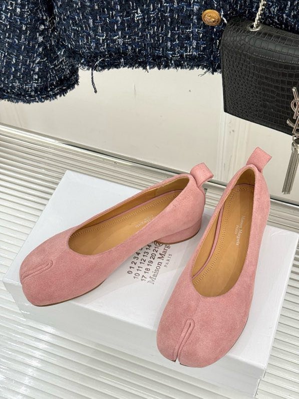 Замшевые туфли tabi с раздвоенным носком