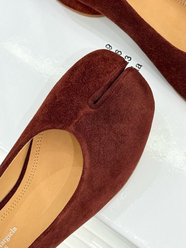 Замшевые туфли tabi с раздвоенным носком фото 2