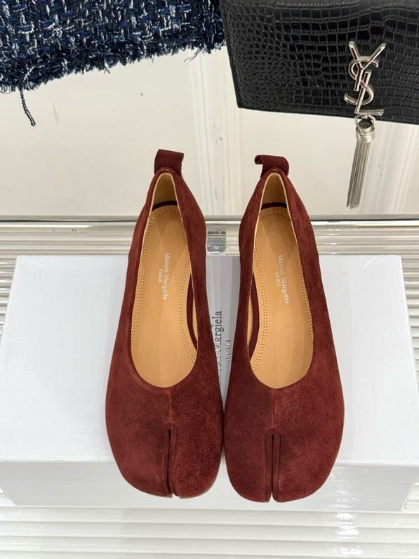 Замшевые туфли tabi с раздвоенным носком фото 4