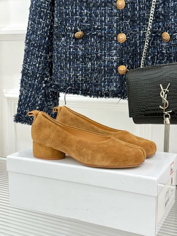 Замшевые туфли tabi с раздвоенным носком фото 6