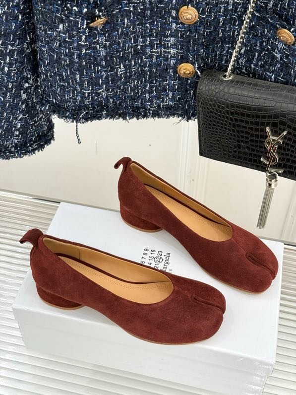 Замшевые туфли tabi с раздвоенным носком фото 8