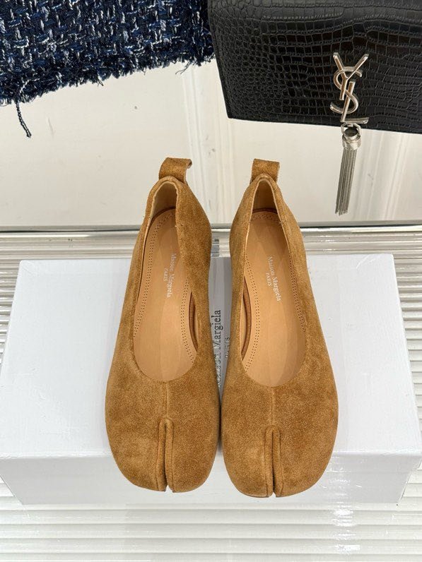 Замшевые туфли tabi с раздвоенным носком фото 8