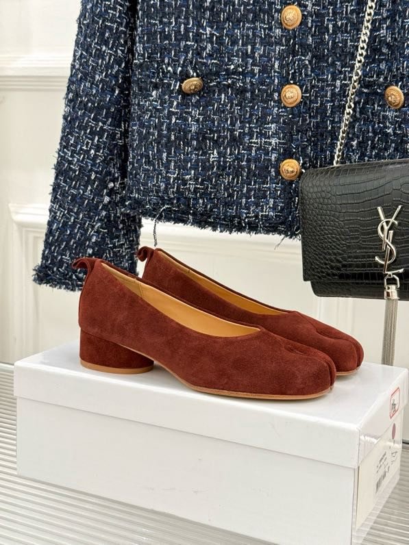 Замшевые туфли tabi с раздвоенным носком фото 9