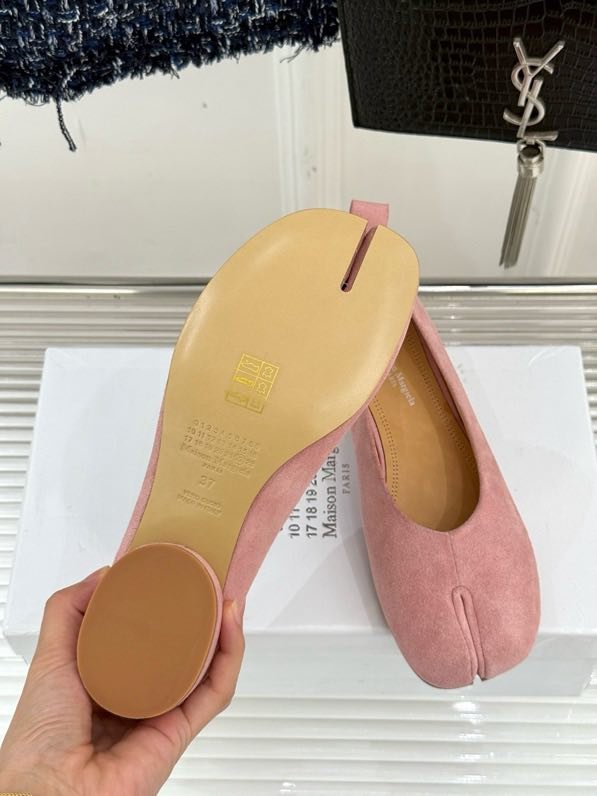 Замшевые туфли tabi с раздвоенным носком фото 9