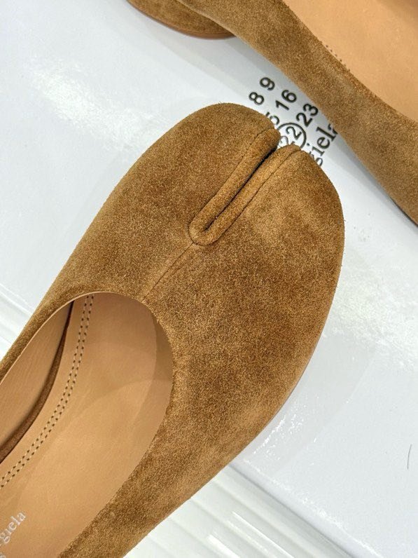 Замшевые туфли tabi с раздвоенным носком фото 9