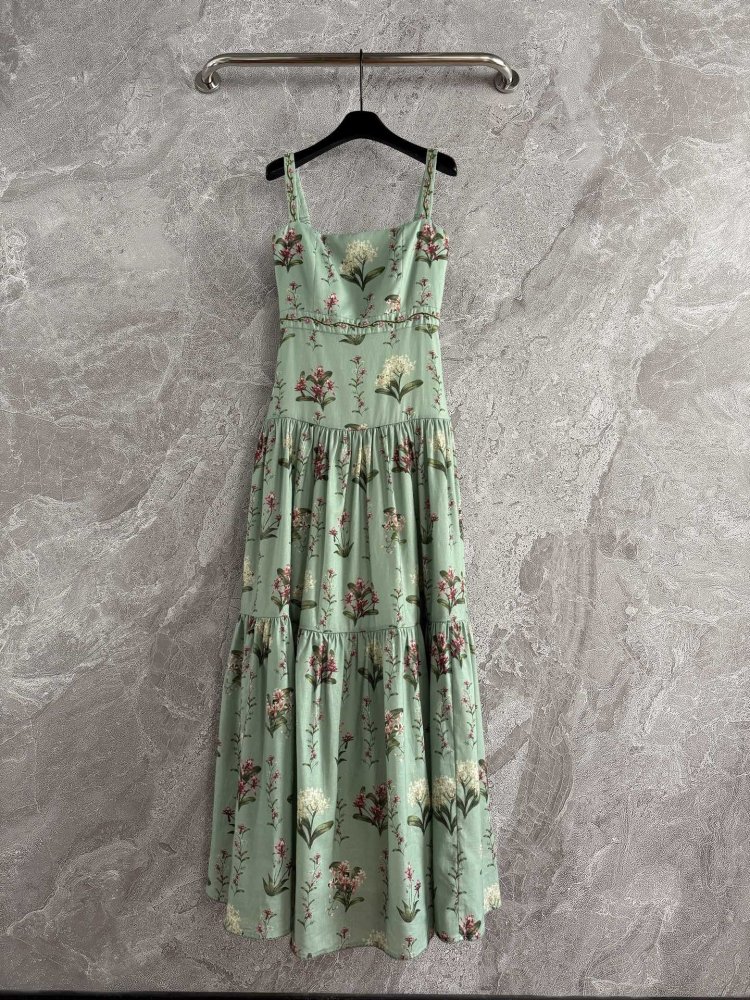 Зеленое платье на тонких бретелях