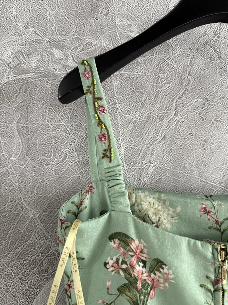 Зеленое платье на тонких бретелях фото 3