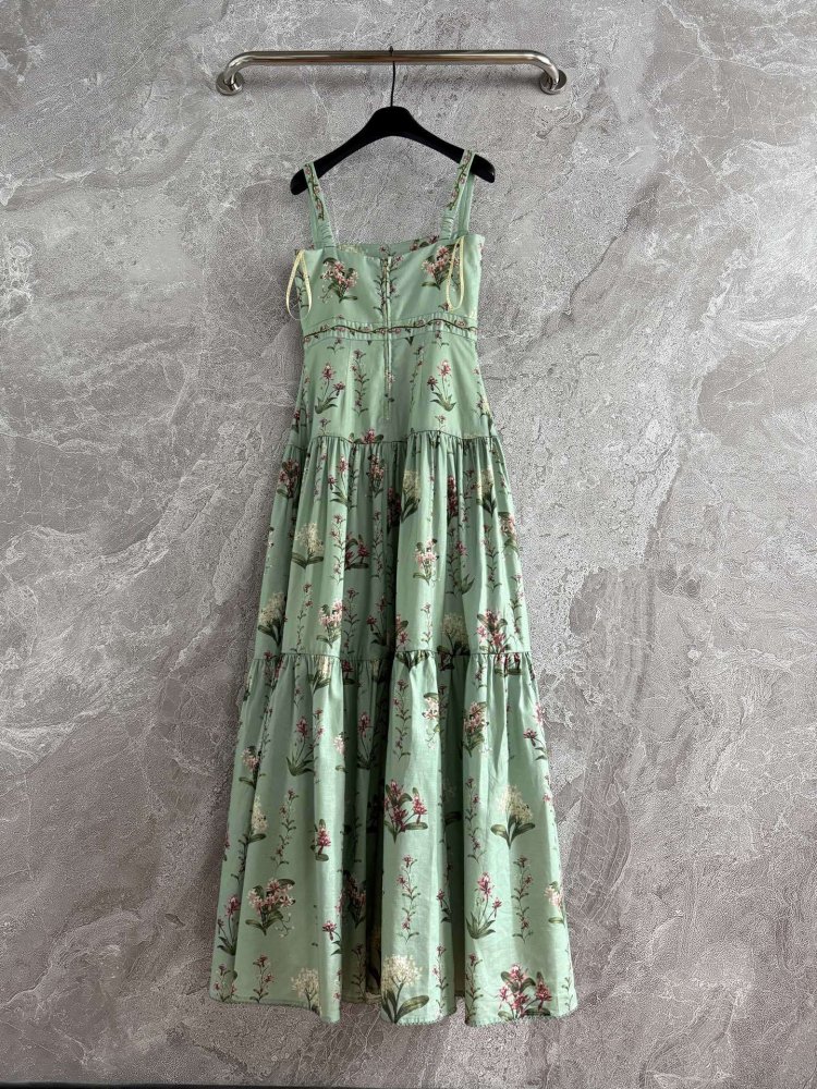 Зеленое платье на тонких бретелях фото 9