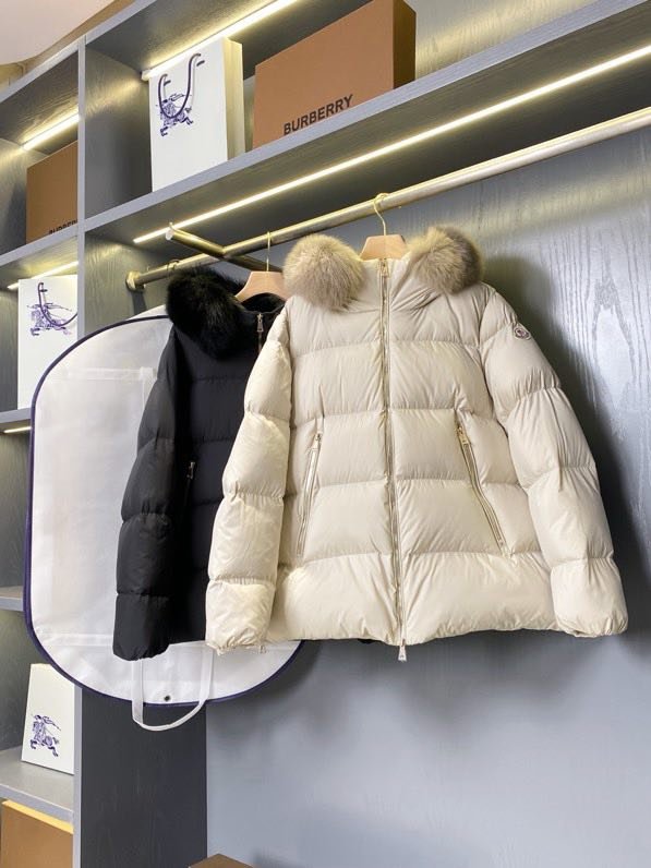 Women's short feather jacket from hood фото 2