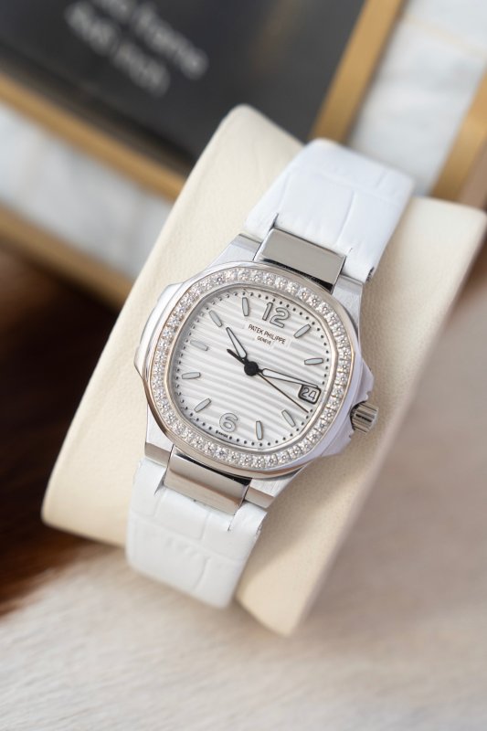 Женские часы 32 мм Patek Philippe Nautilus с бриллиантами