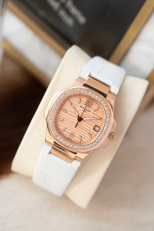 Женские часы 32 мм Patek Philippe Nautilus с бриллиантами